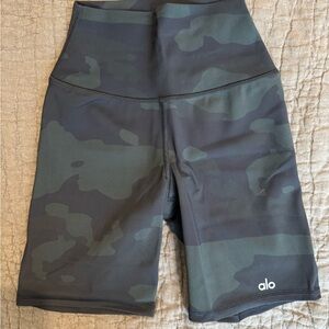 ALO Yoga Women's High-Waist Camo Bike Shorts - Black and Gray